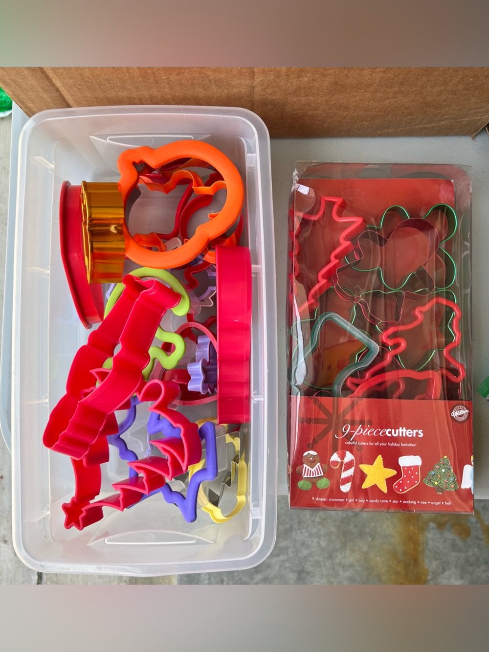 25+ different cookie cutters! 
Christmas, Halloween, Easter, Valentine’s day ..